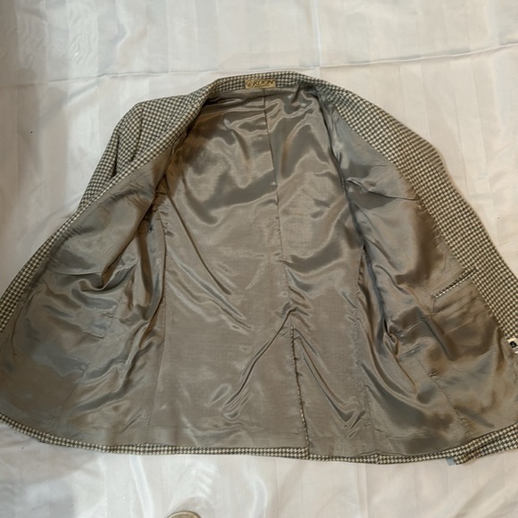 wool plaid blazer with pleat in the back. Size 14 - Picture 4 of 8